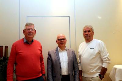 Die Vorsitzenden Andreas Lohle und G�nter Fiening mit B�rgermeister Markus Silies (Mitte)