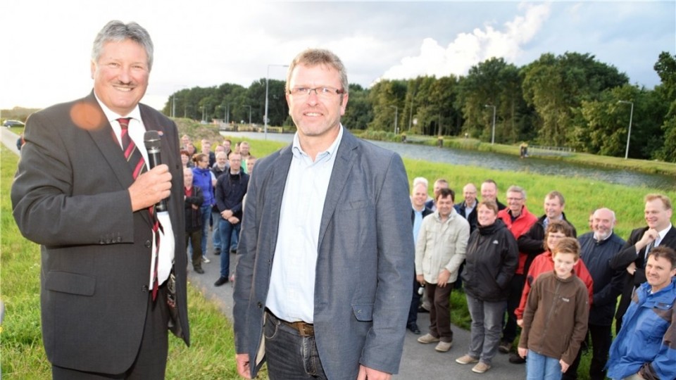 Über den geplanten Ausbau des Dortmund-Ems-Kanals und der Schleuse Gleesen informierten Landrat Reinhard Winter (links) und Ortsbürgermeister Thomas Schütte. 
