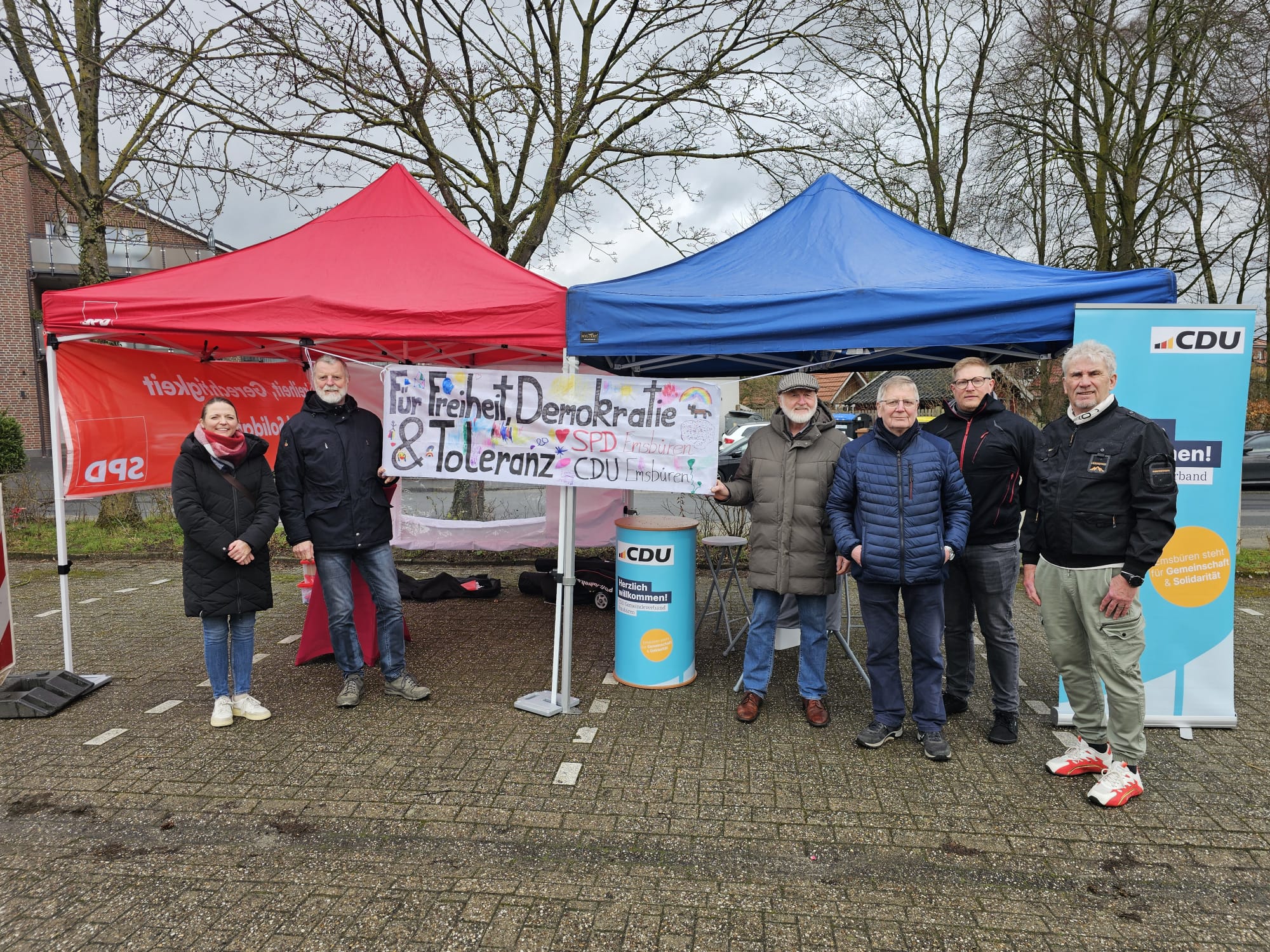 Mitglieder der CDU Partei und �60 engagieren sich f�r die Demokratie